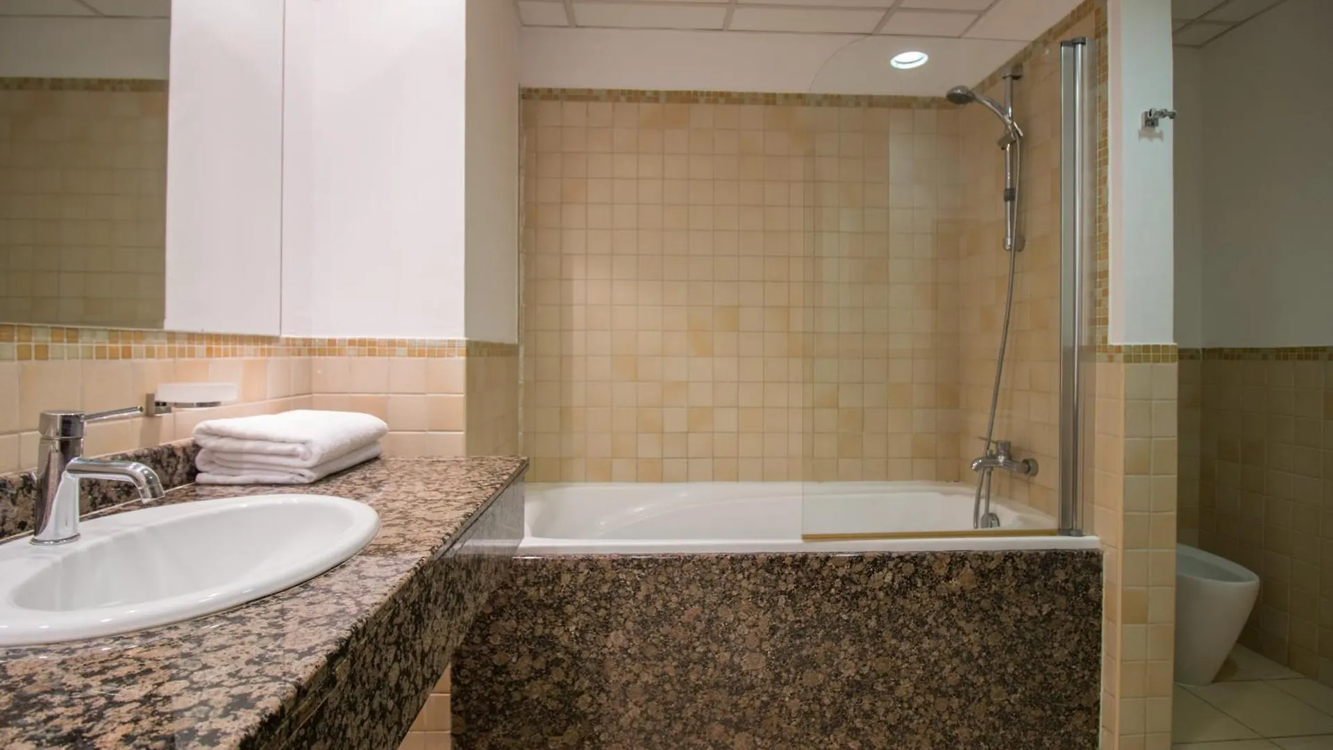 Spacious 4 Bedroom Apartment In Jbr, 5-Min Walk To The Beach, Marina Views Dubai
