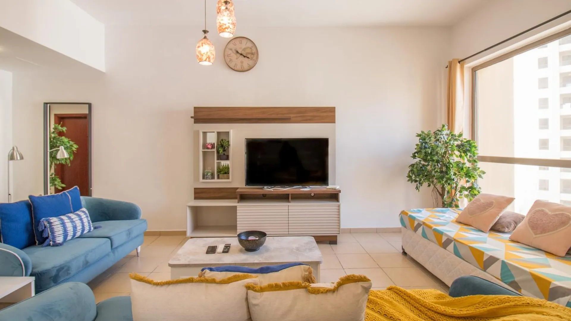 Spacious 4 Bedroom Apartment In Jbr, 5-Min Walk To The Beach, Marina Views Dubai